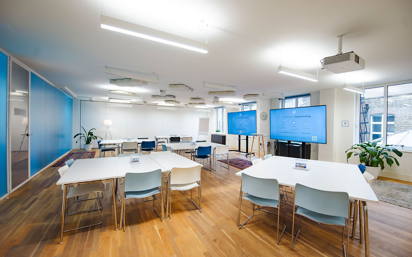 Large meeting room with cabaret format located near London Liverpool Street