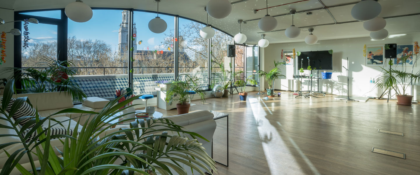 Light and bright penthouse space in clerkenwell green